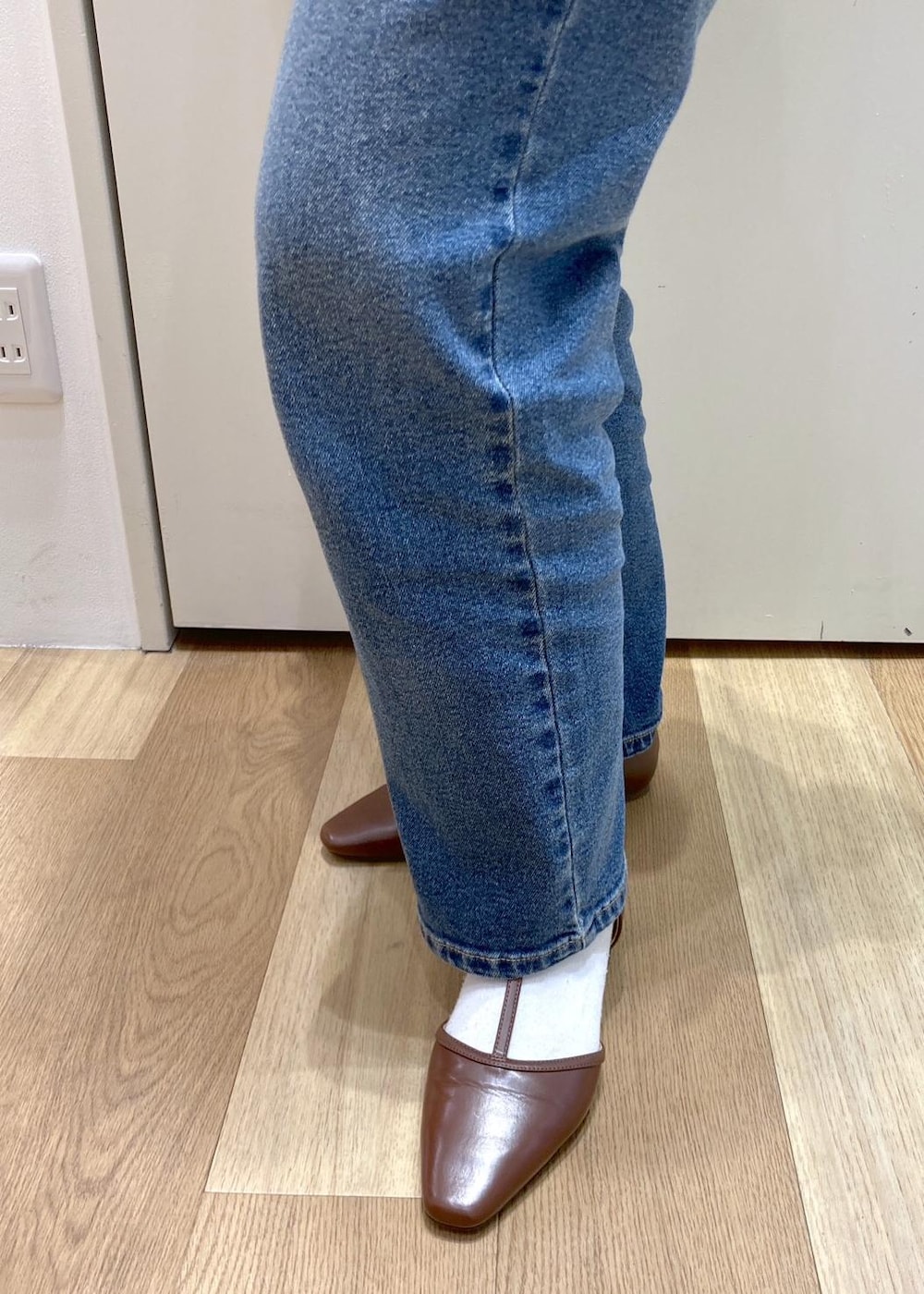 ブラウン系のボストンバッグ、ブルー系のデニムパンツ、ブラウン系のパンプスを着用したレディースの春コーディネートの8枚目の写真