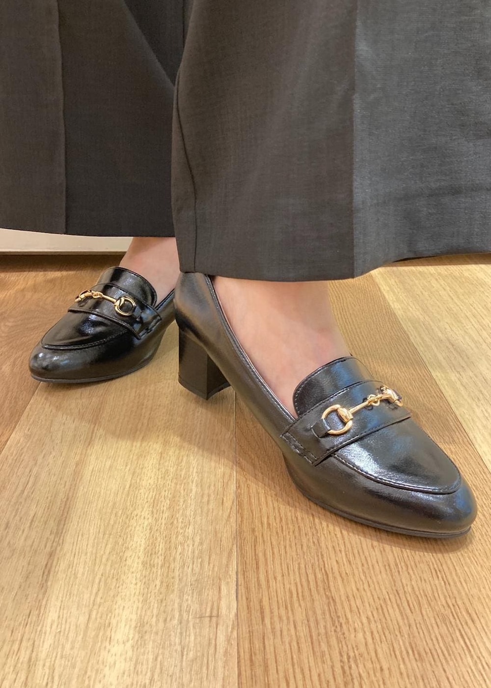 ブラック系のローファー、グレー系のその他パンツ、ブラック系のトートバッグを着用したレディースの夏コーディネートの6枚目の写真