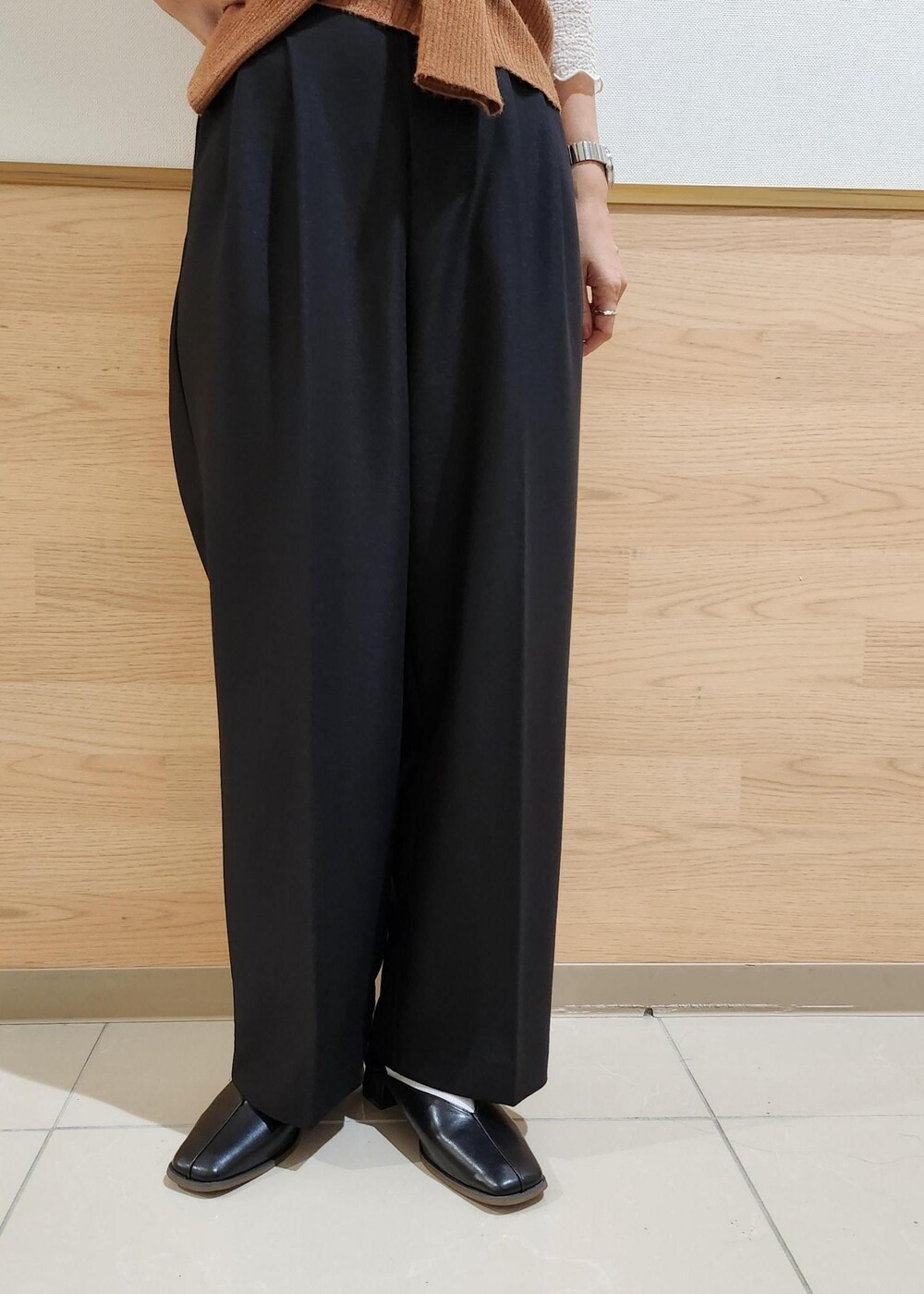 ブラック系のパンプス、ブラック系のその他パンツ、ホワイト系のTシャツ/カットソーを着用したレディースの秋コーディネートの4枚目の写真