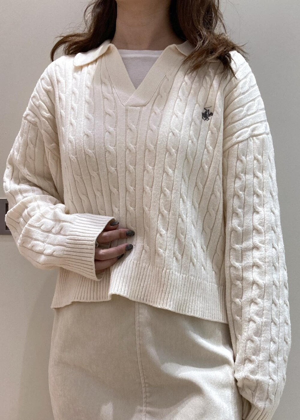 ホワイト系のスカート、ホワイト系のTシャツ/カットソー、ホワイト系のニット/セーターを着用したレディースの冬コーディネートの2枚目の写真