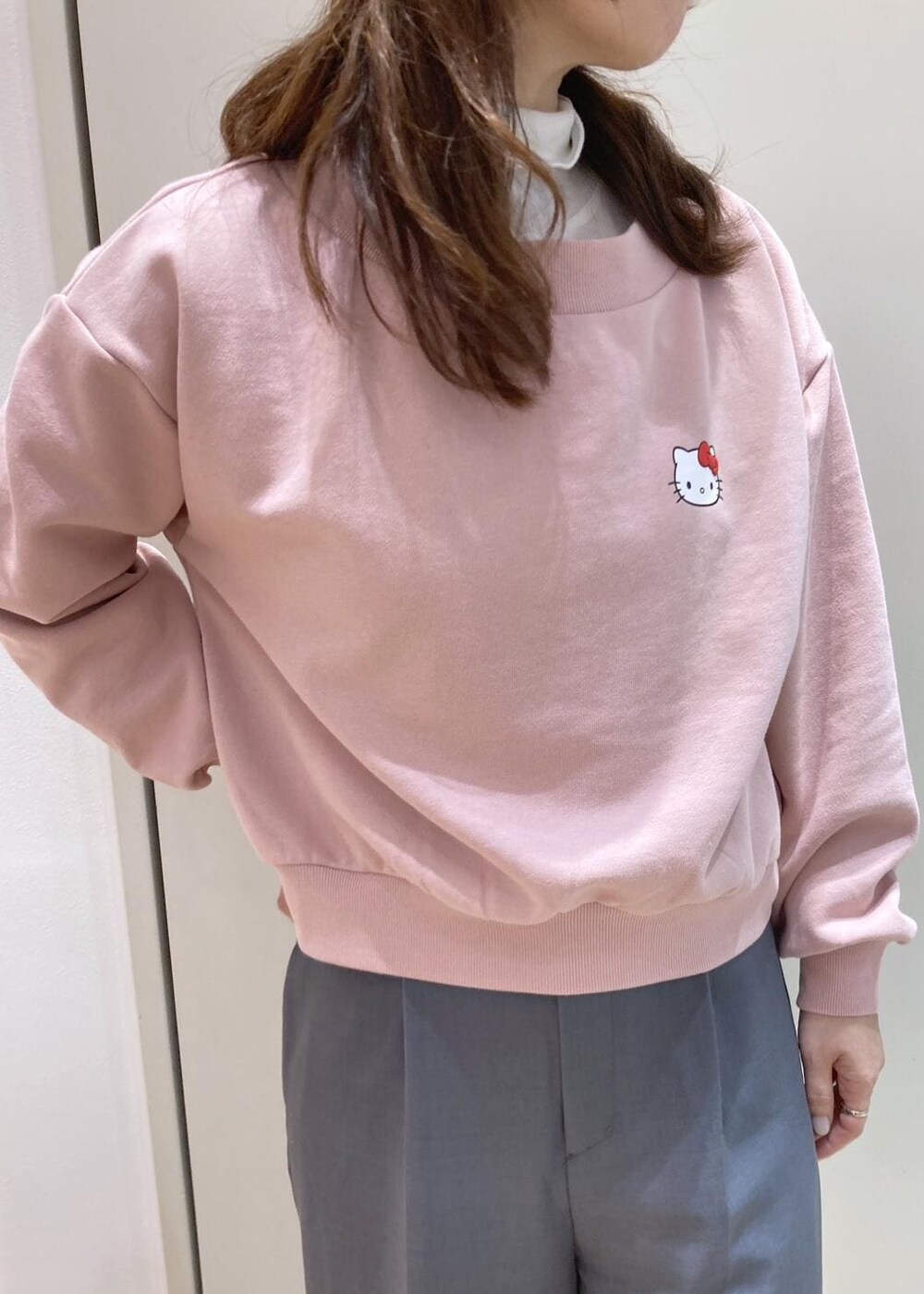 グレー系のその他パンツ、ホワイト系のTシャツ/カットソー、ピンク系のスウェットを着用したレディースの冬コーディネートの4枚目の写真