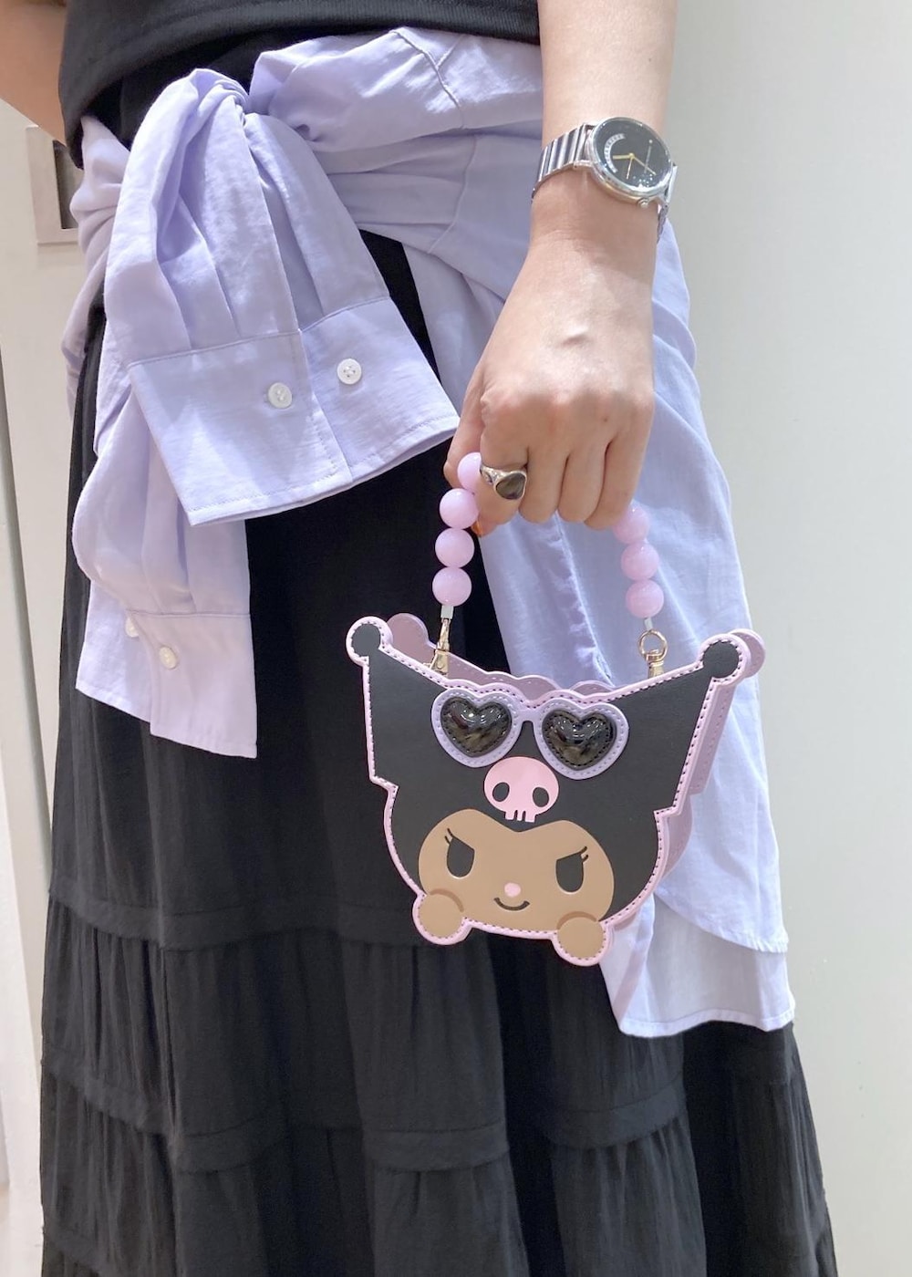 ピンク系のバレエシューズ、ブラック系のスカート、ブラック系のTシャツ/カットソーを着用したレディースの夏コーディネートの6枚目の写真