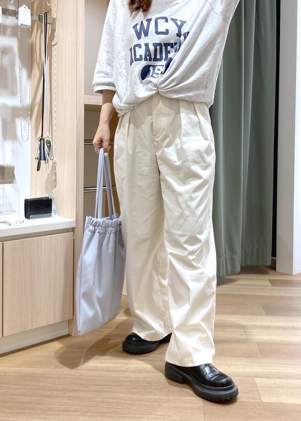 グレー系のTシャツ/カットソー、ホワイト系のチノパンツ、ブルー系のトートバッグを着用したレディースの春コーディネートの6枚目の写真