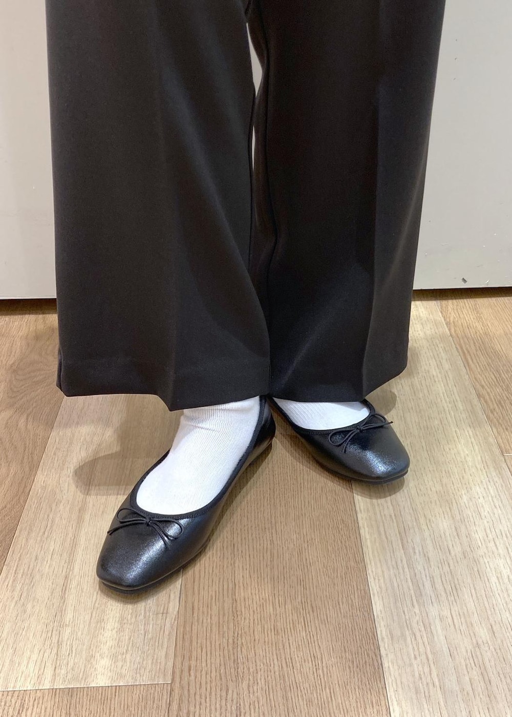 ブラック系のショルダーバッグ、イエロー系のニット/セーター、ブラウン系のテーラードジャケットを着用したレディースの春コーディネートの9枚目の写真