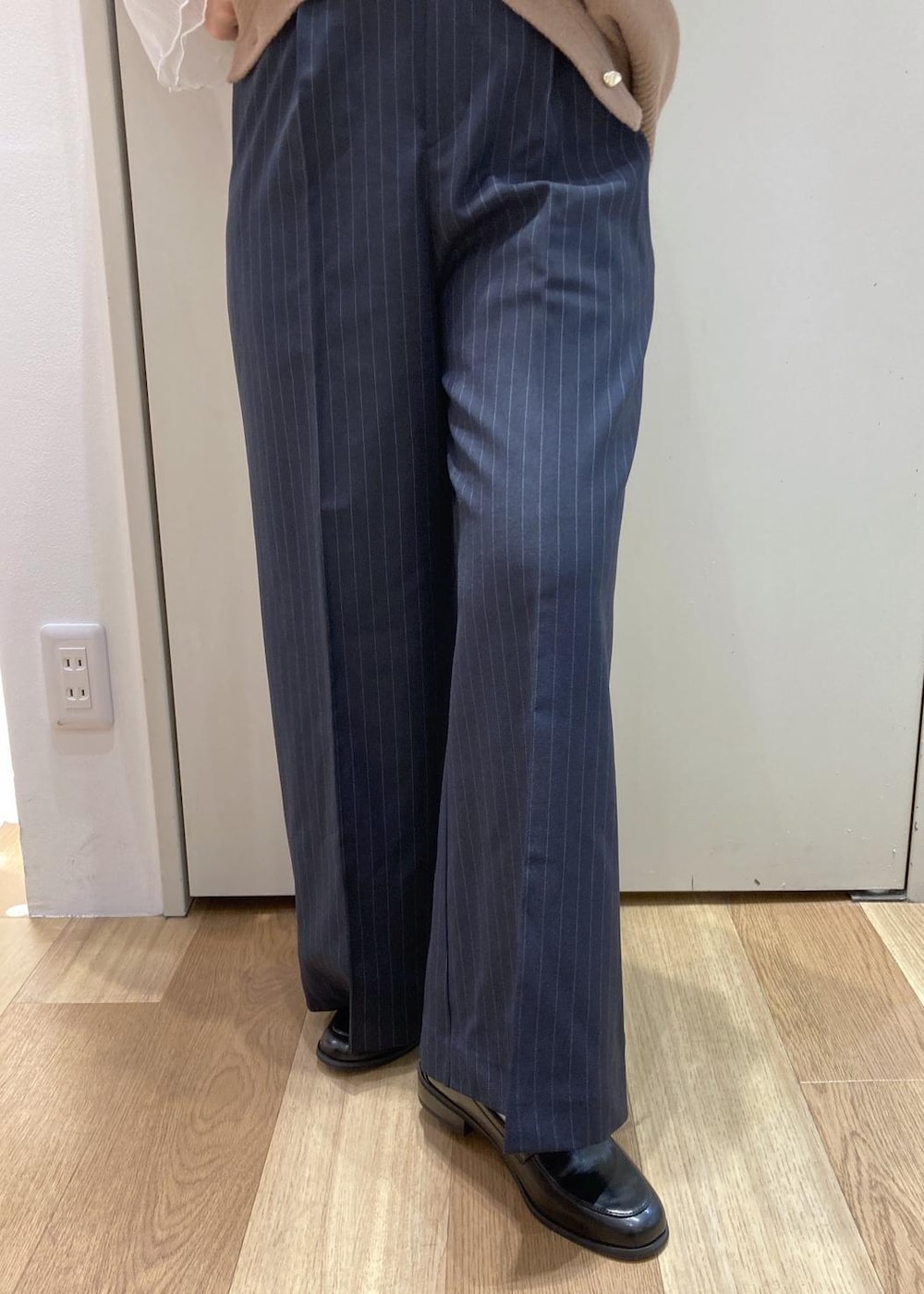 ベージュ系のカーディガン/ボレロ、ホワイト系のTシャツ/カットソー、ブルー系のその他パンツを着用したレディースの冬コーディネートの5枚目の写真