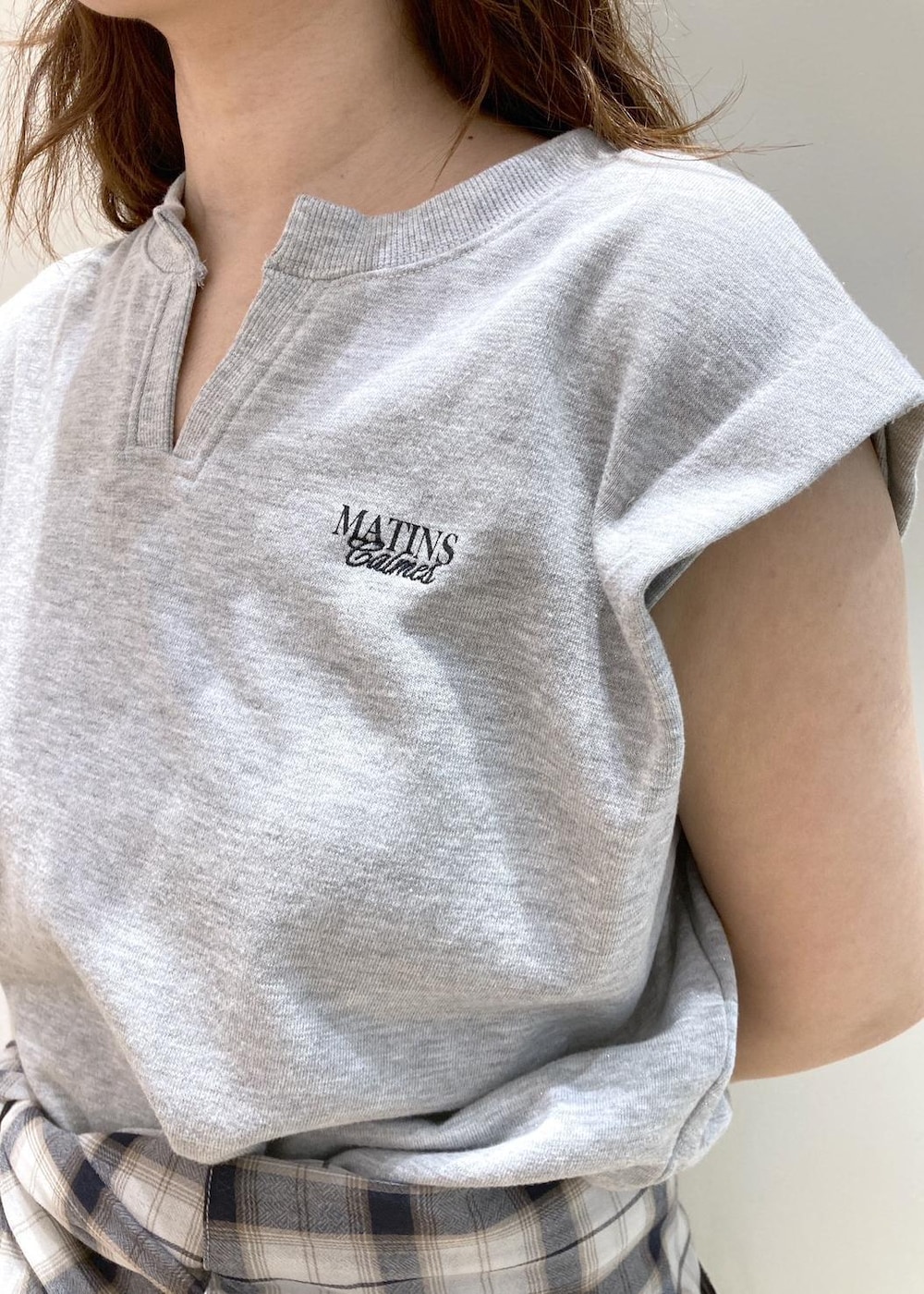ホワイト系のシャツ/ブラウス、グレー系のTシャツ/カットソー、ブルー系のデニムパンツを着用したレディースの夏コーディネートの5枚目の写真