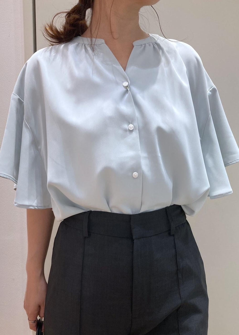 ブラック系のローファー、グレー系のその他パンツ、ブラック系のトートバッグを着用したレディースの夏コーディネートの4枚目の写真