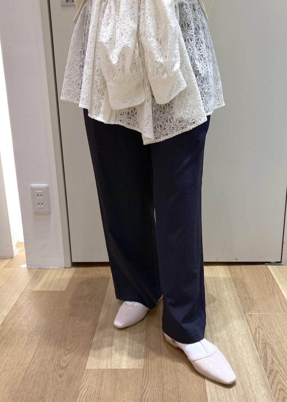 ピンク系のパンプス、ベージュ系のショルダーバッグ、ベージュ系のスウェットを着用したレディースの春コーディネートの6枚目の写真