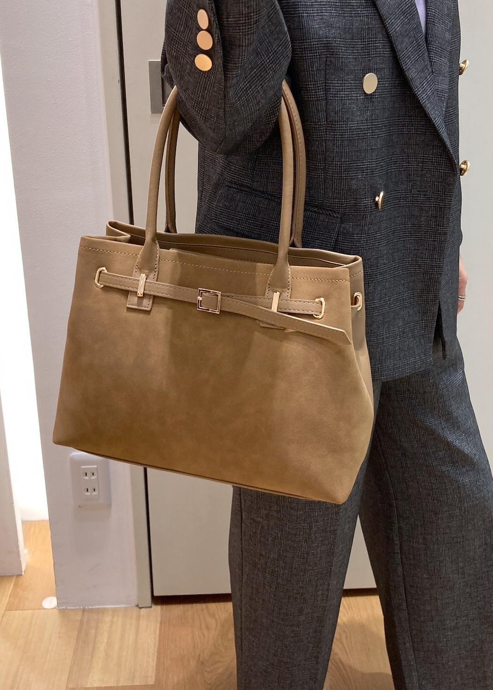 イエロー系のトートバッグ、パープル系のタンクトップ、グレー系のテーラードジャケットを着用したレディースの秋コーディネートの6枚目の写真