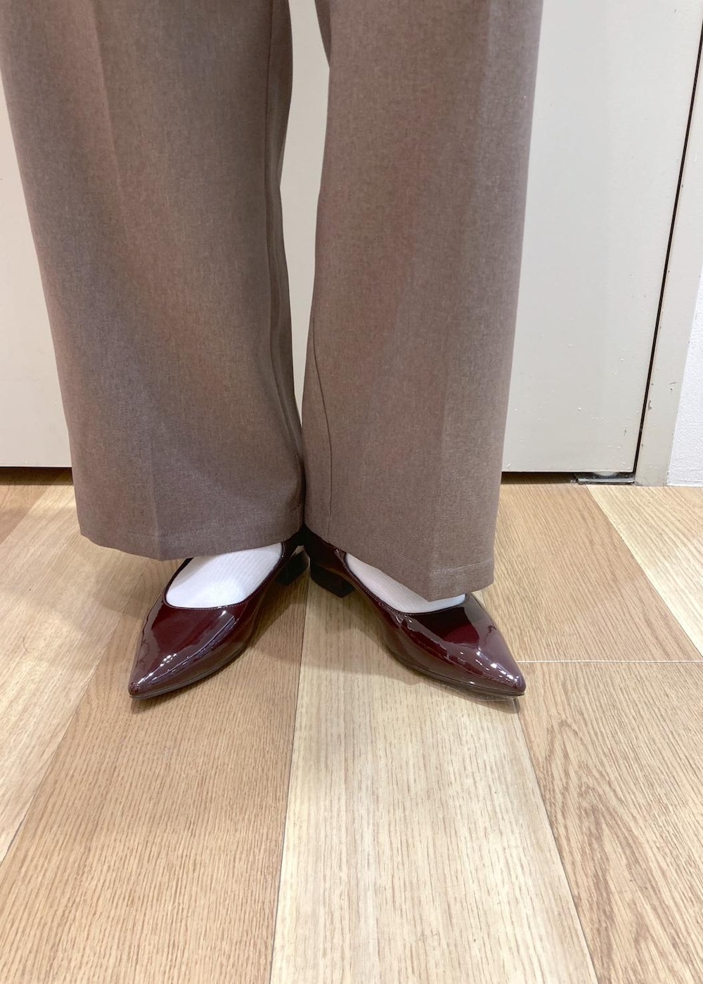 グレー系のTシャツ/カットソー、ベージュ系のその他パンツ、ベージュ系のベストを着用したレディースの秋コーディネートの8枚目の写真