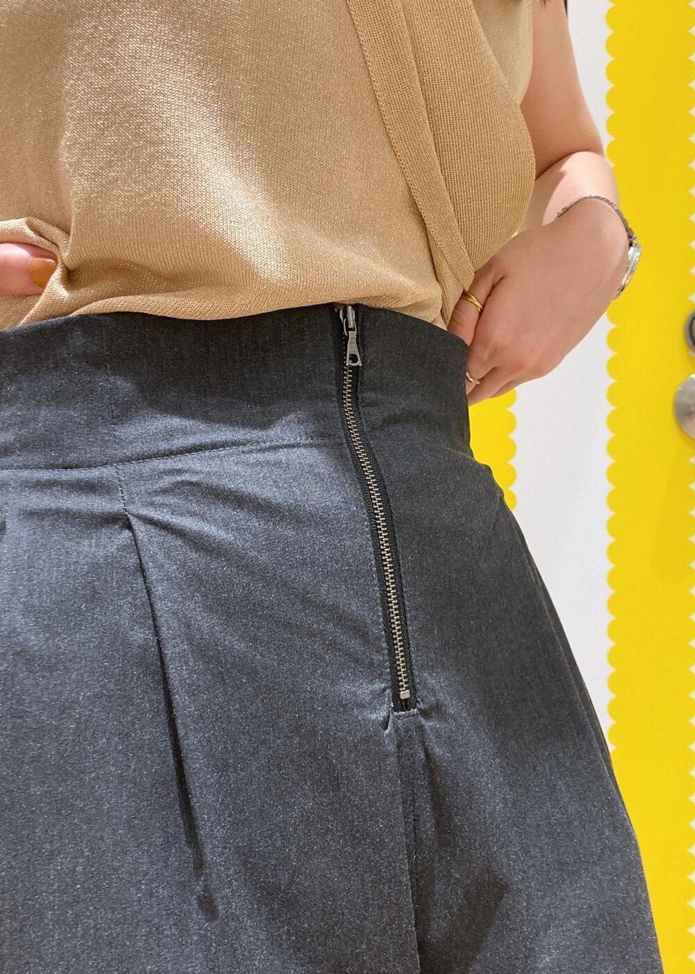 ブラック系のサンダル、ブラック系のショルダーバッグ、グレー系のその他パンツを着用したレディースの夏コーディネートの8枚目の写真