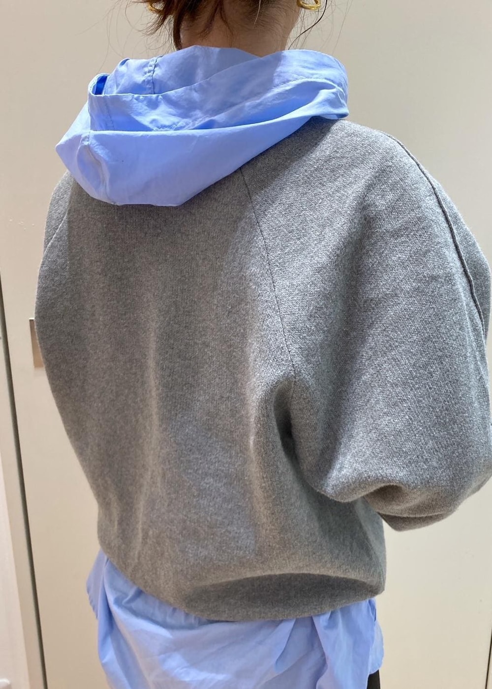 グリーン系のショルダーバッグ、ブルー系のシャツ/ブラウス、グレー系のニット/セーターを着用したレディースの秋コーディネートの5枚目の写真