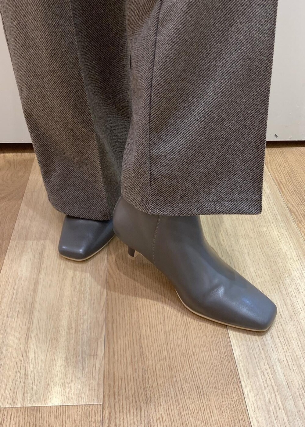 ホワイト系のニット/セーター、グレー系のブーツ、ブラウン系のその他パンツを着用したレディースの冬コーディネートの7枚目の写真