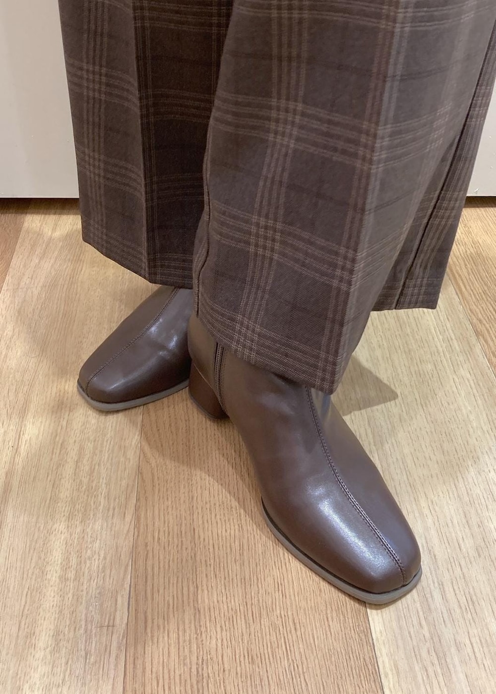 ホワイト系のニット/セーター、ブラウン系のブーツ、レッド系のニット/セーターを着用したレディースの秋コーディネートの7枚目の写真