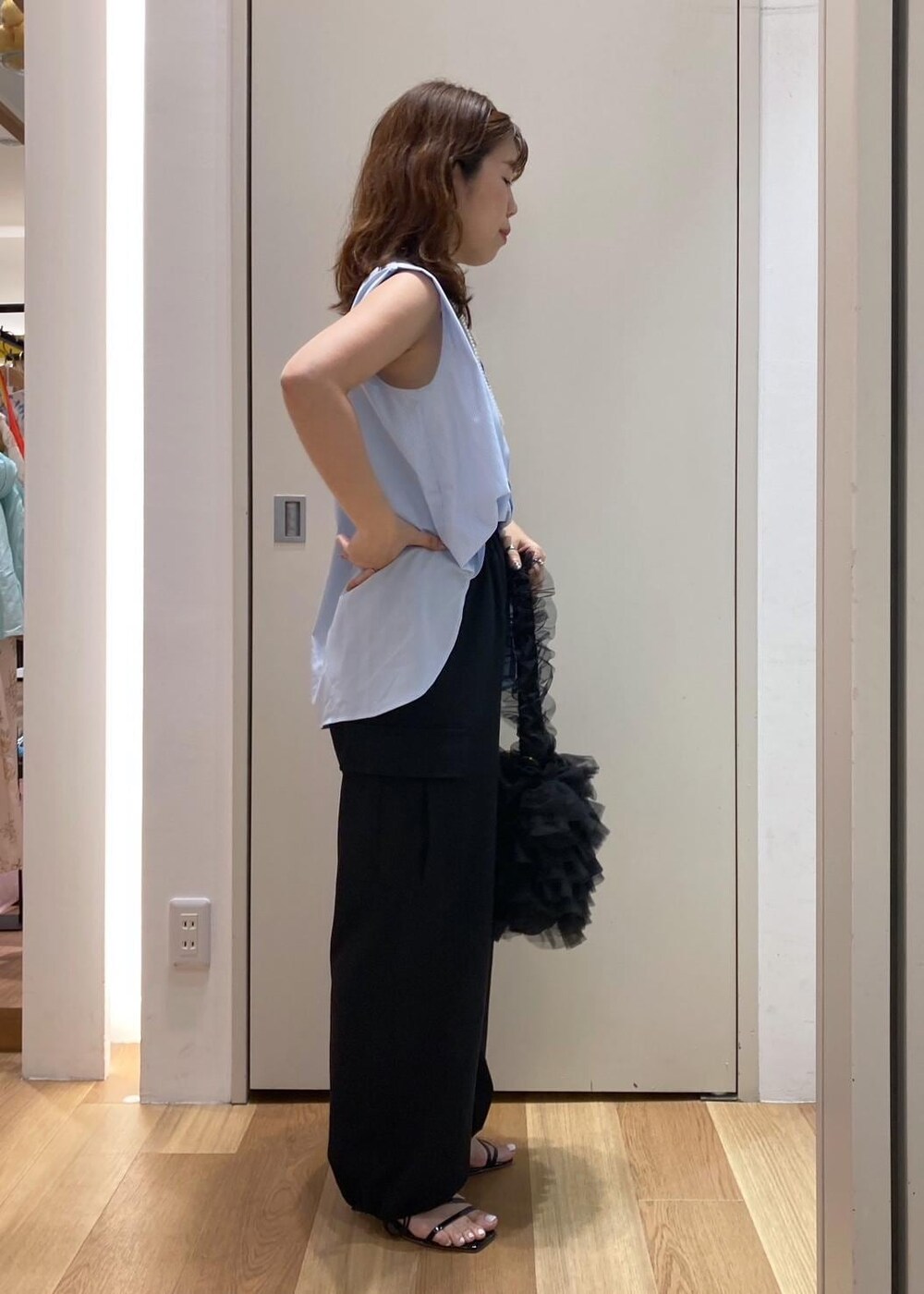 ブラック系のサンダル、ブラック系のカーゴパンツ、ブルー系のシャツ/ブラウスを着用したレディースの夏コーディネートの2枚目の写真