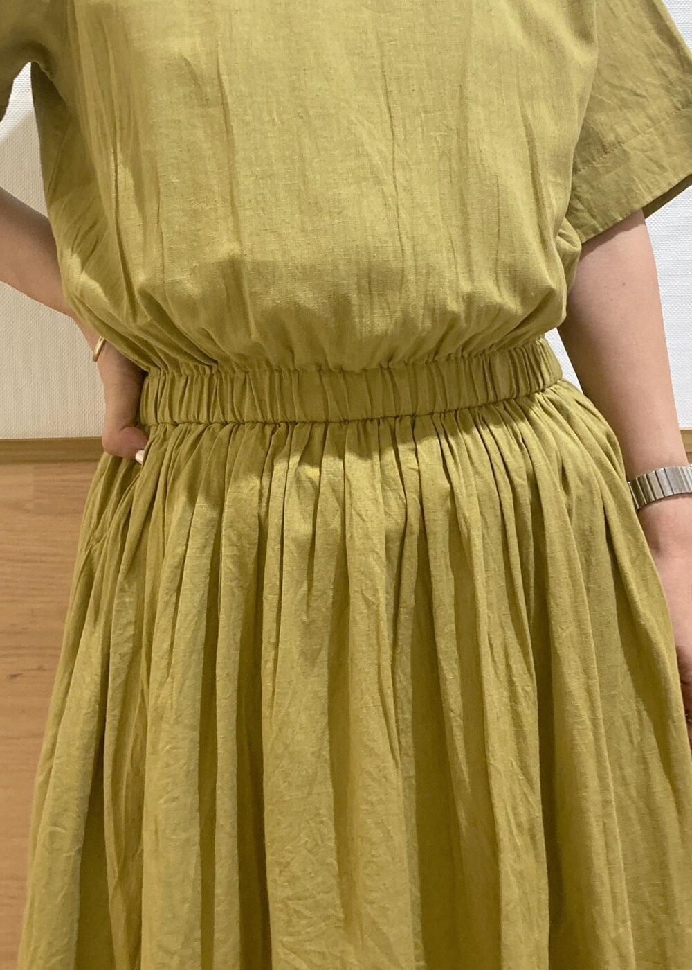 ブラック系のサンダル、ブラック系のかごバッグ、イエロー系のワンピースを着用したレディースの夏コーディネートの5枚目の写真