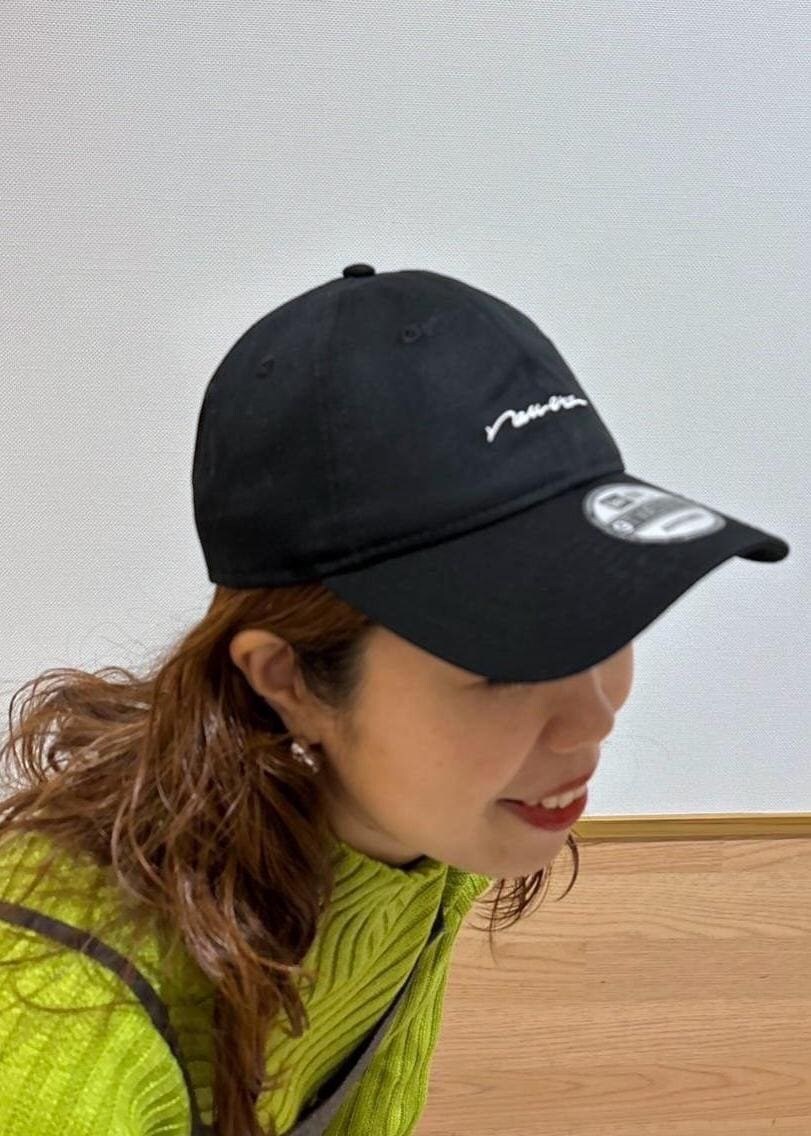 グリーン系のニット/セーター、グレー系のニット/セーター、ブラック系のショルダーバッグを着用したレディースの冬コーディネートの3枚目の写真