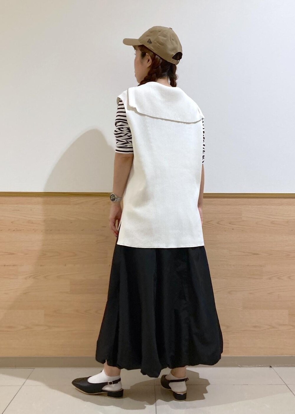 ホワイト系のショルダーバッグ、ホワイト系のニット/セーター、ホワイト系のTシャツ/カットソーを着用したレディースの秋コーディネートの3枚目の写真