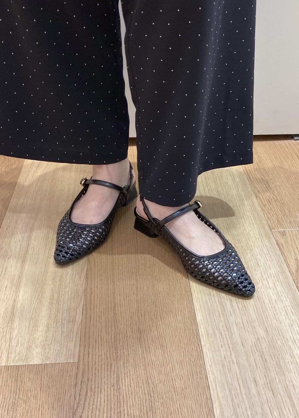ブラック系のパンプス、シルバー系のトートバッグ、グレー系のシャツ/ブラウスを着用したレディースの夏コーディネートの6枚目の写真