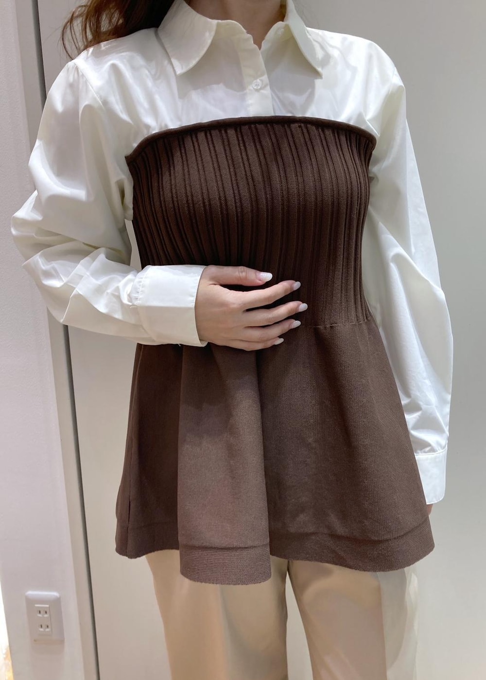 ブラック系のローファー、ブラック系のボストンバッグ、ベージュ系のチノパンツを着用したレディースの冬コーディネートの4枚目の写真