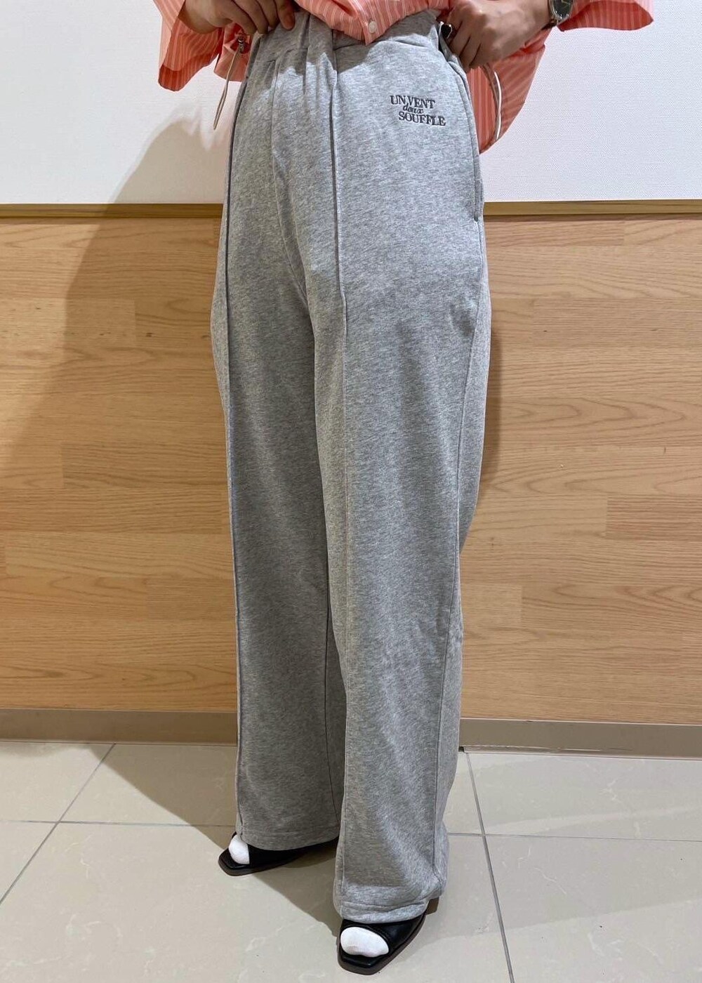 ブラック系のサンダル、ブラック系のショルダーバッグ、グレー系のスウェットパンツを着用したレディースの春コーディネートの4枚目の写真