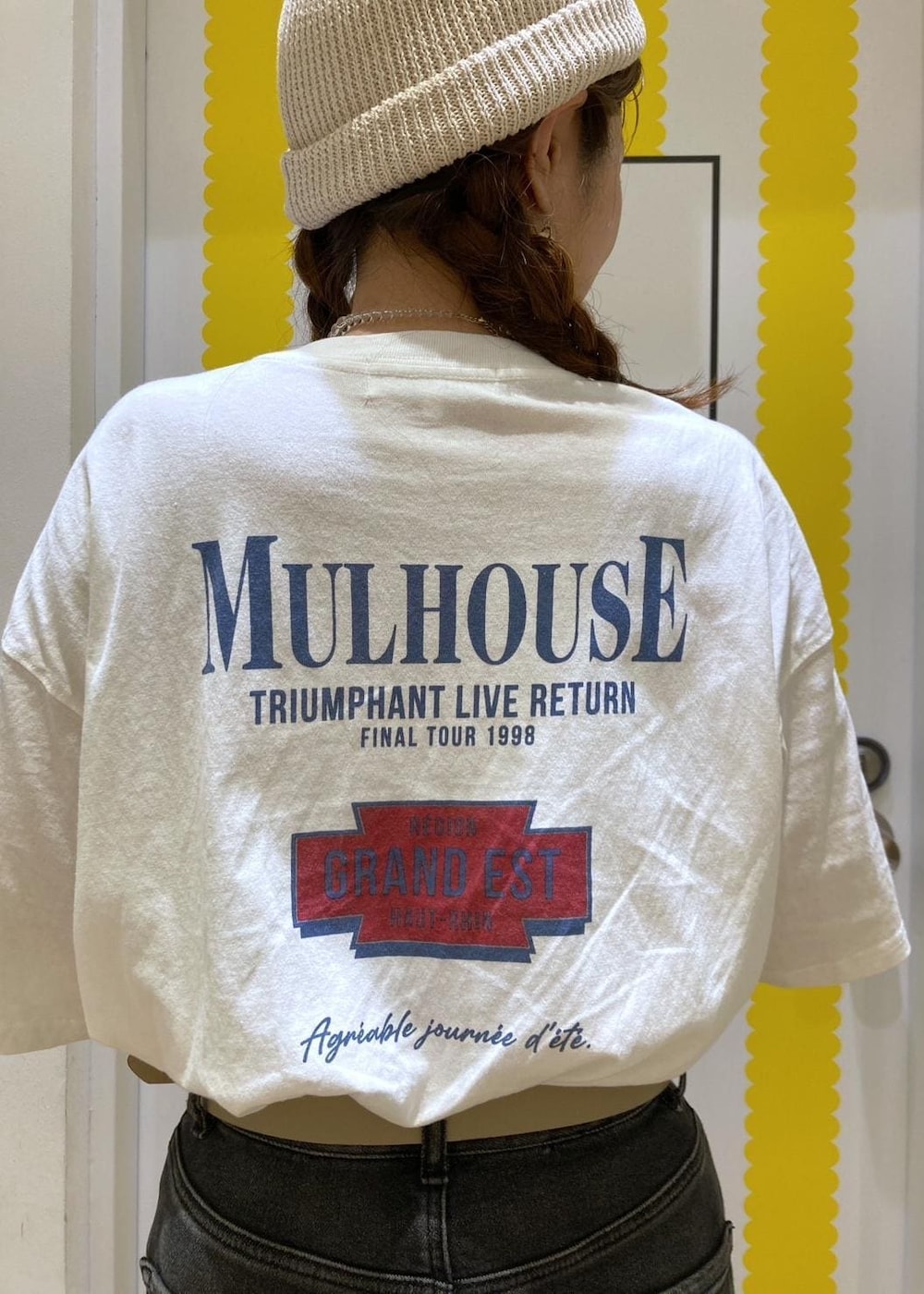 ホワイト系のサンダル、ゴールド系のショルダーバッグ、ブラック系のデニムパンツを着用したレディースの夏コーディネートの7枚目の写真