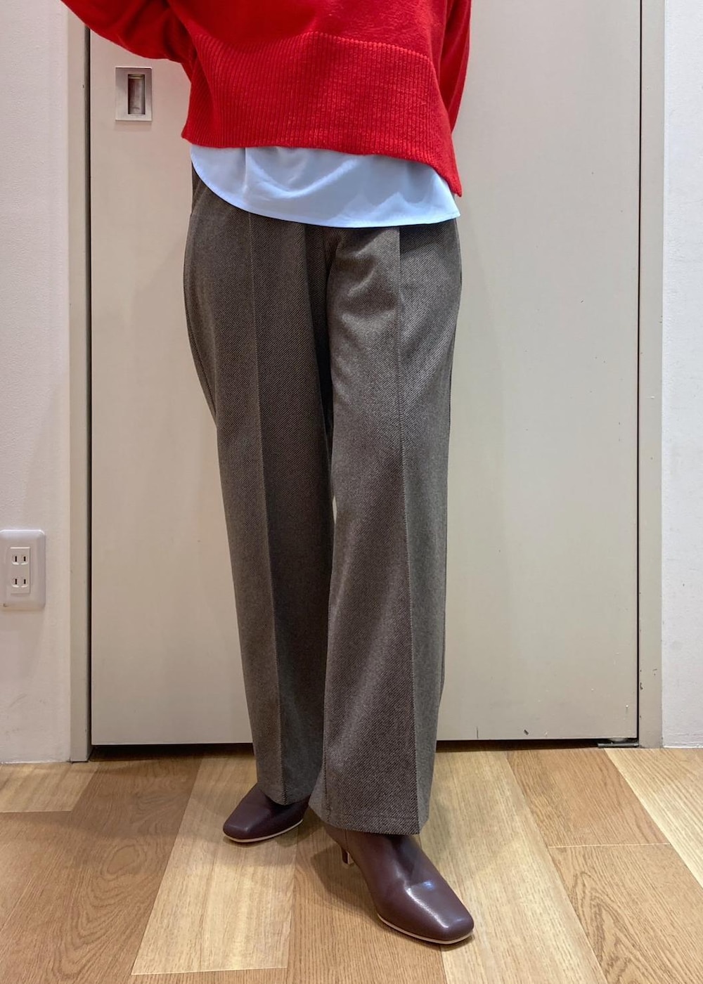 レッド系のニット/セーター、レッド系のブーツ、グレー系のトートバッグを着用したレディースの秋コーディネートの7枚目の写真