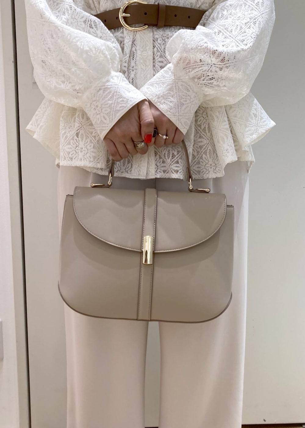 ベージュ系のショルダーバッグ、ベージュ系のその他パンツ、ホワイト系のシャツ/ブラウスを着用したレディースの春コーディネートの8枚目の写真