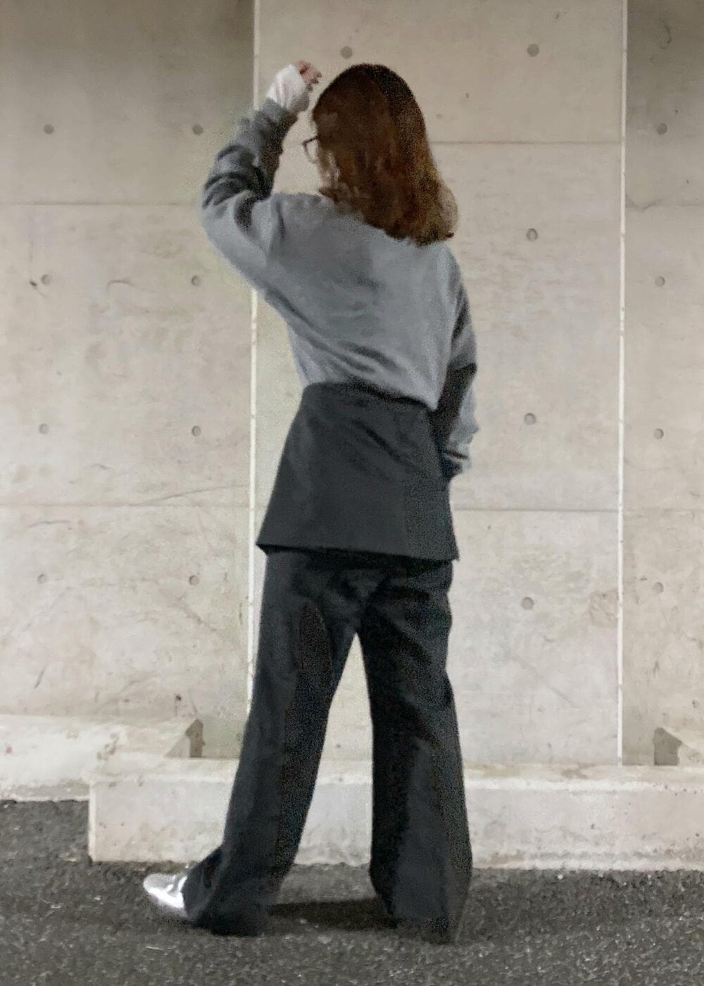 ホワイト系のTシャツ/カットソー、グレー系のその他パンツ、グレー系のニット/セーターを着用したレディースの秋コーディネートの4枚目の写真