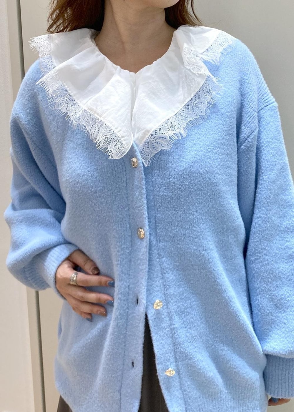 ブルー系のカーディガン/ボレロ、グレー系のスカート、ホワイト系のシャツ/ブラウスを着用したレディースの秋コーディネートの4枚目の写真