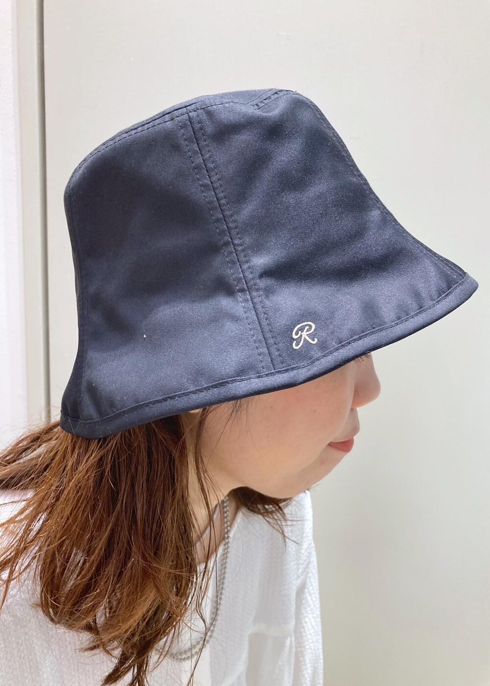 ブルー系のその他パンツ、ブラック系のサンダル、ホワイト系のシャツ/ブラウスを着用したレディースの夏コーディネートの9枚目の写真