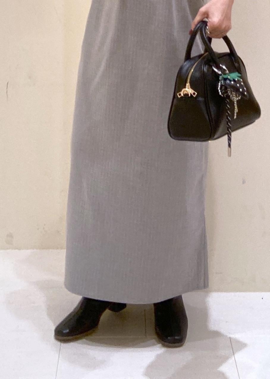 グレー系のワンピース、ブルー系のシャツ/ブラウス、ブラック系のボストンバッグを着用したレディースの秋コーディネートの4枚目の写真