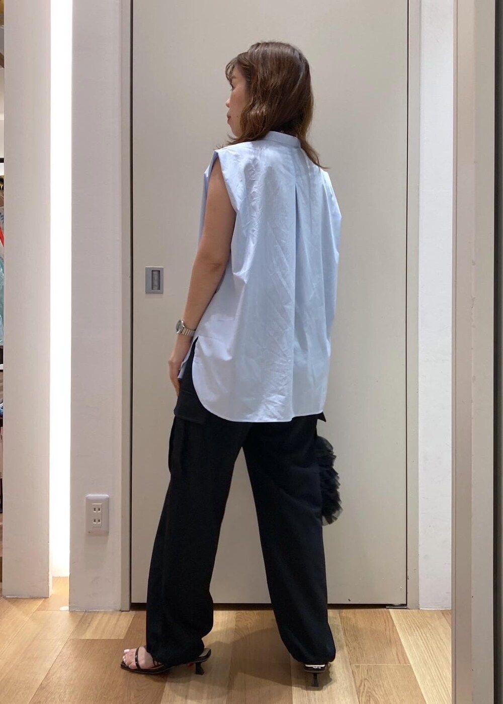 ブラック系のサンダル、ブラック系のカーゴパンツ、ブルー系のシャツ/ブラウスを着用したレディースの夏コーディネートの3枚目の写真