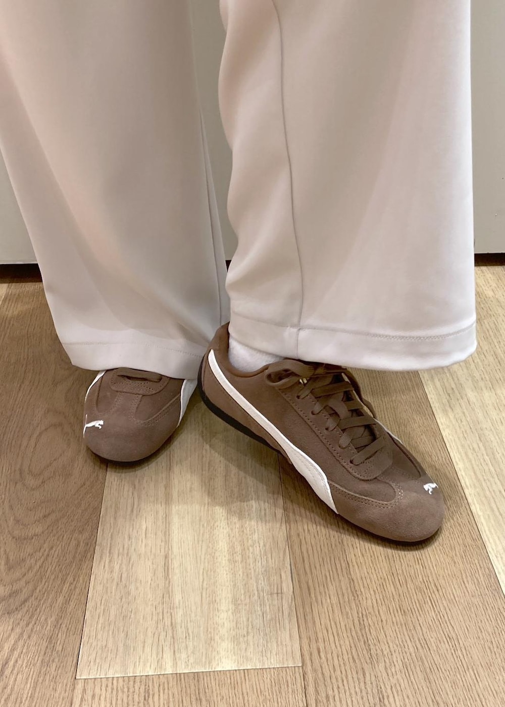 ベージュ系のショルダーバッグ、ベージュ系のその他パンツ、ホワイト系のシャツ/ブラウスを着用したレディースの春コーディネートの7枚目の写真