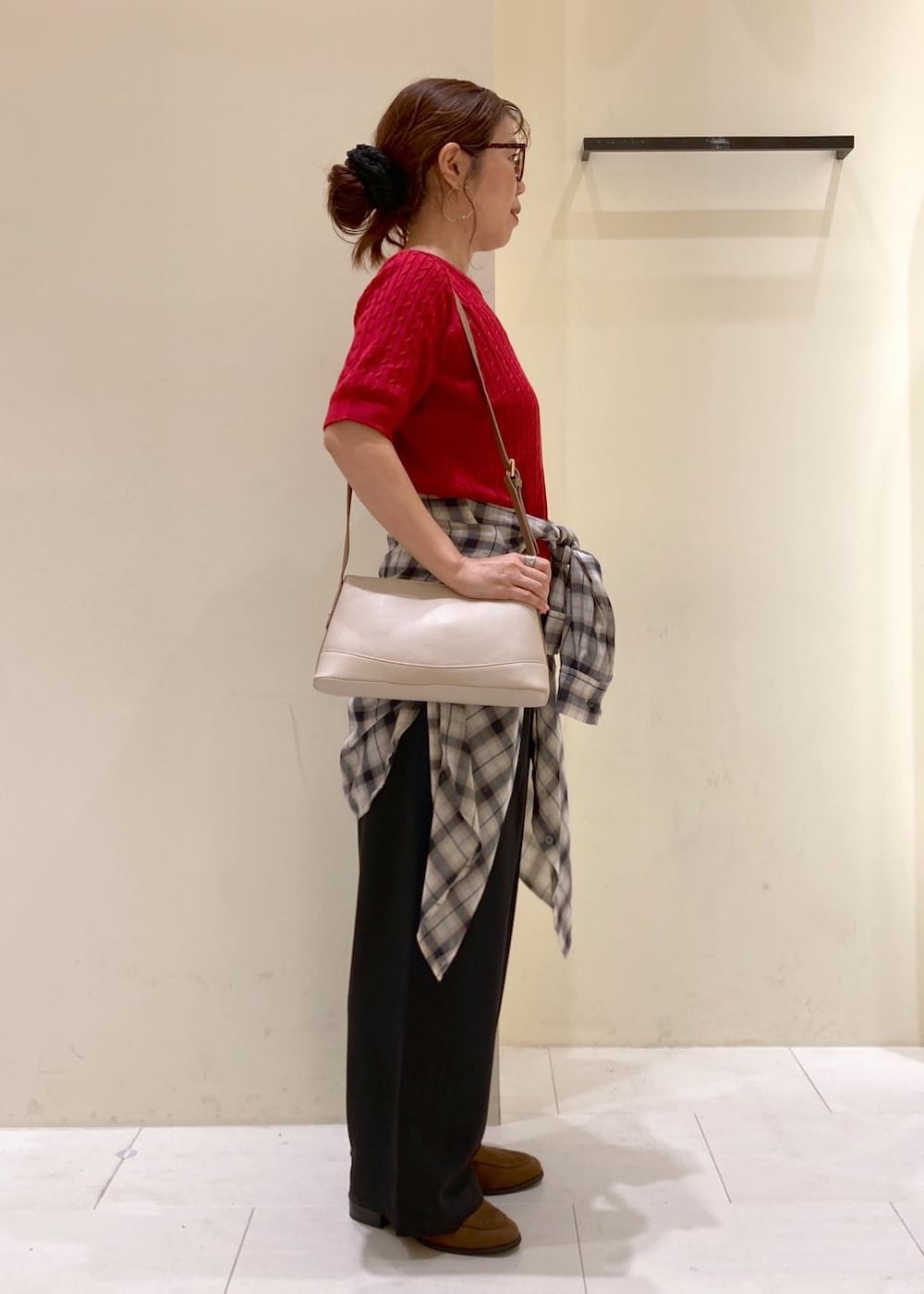 ホワイト系のシャツ/ブラウス、ホワイト系のショルダーバッグ、レッド系のニット/セーターを着用したレディースの秋コーディネートの2枚目の写真