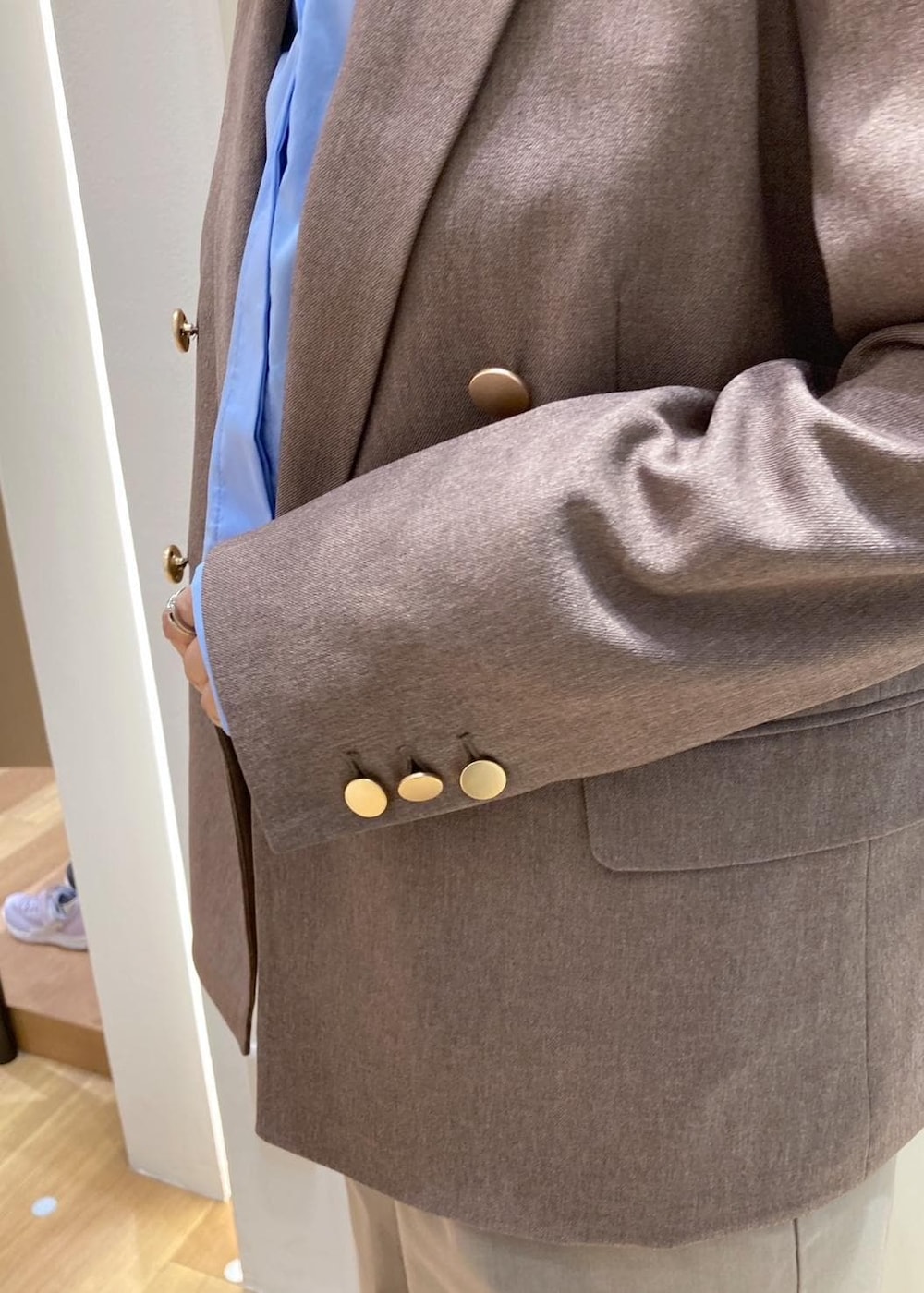 ベージュ系のテーラードジャケット、ベージュ系のその他パンツ、ブラック系のローファーを着用したレディースの秋コーディネートの5枚目の写真