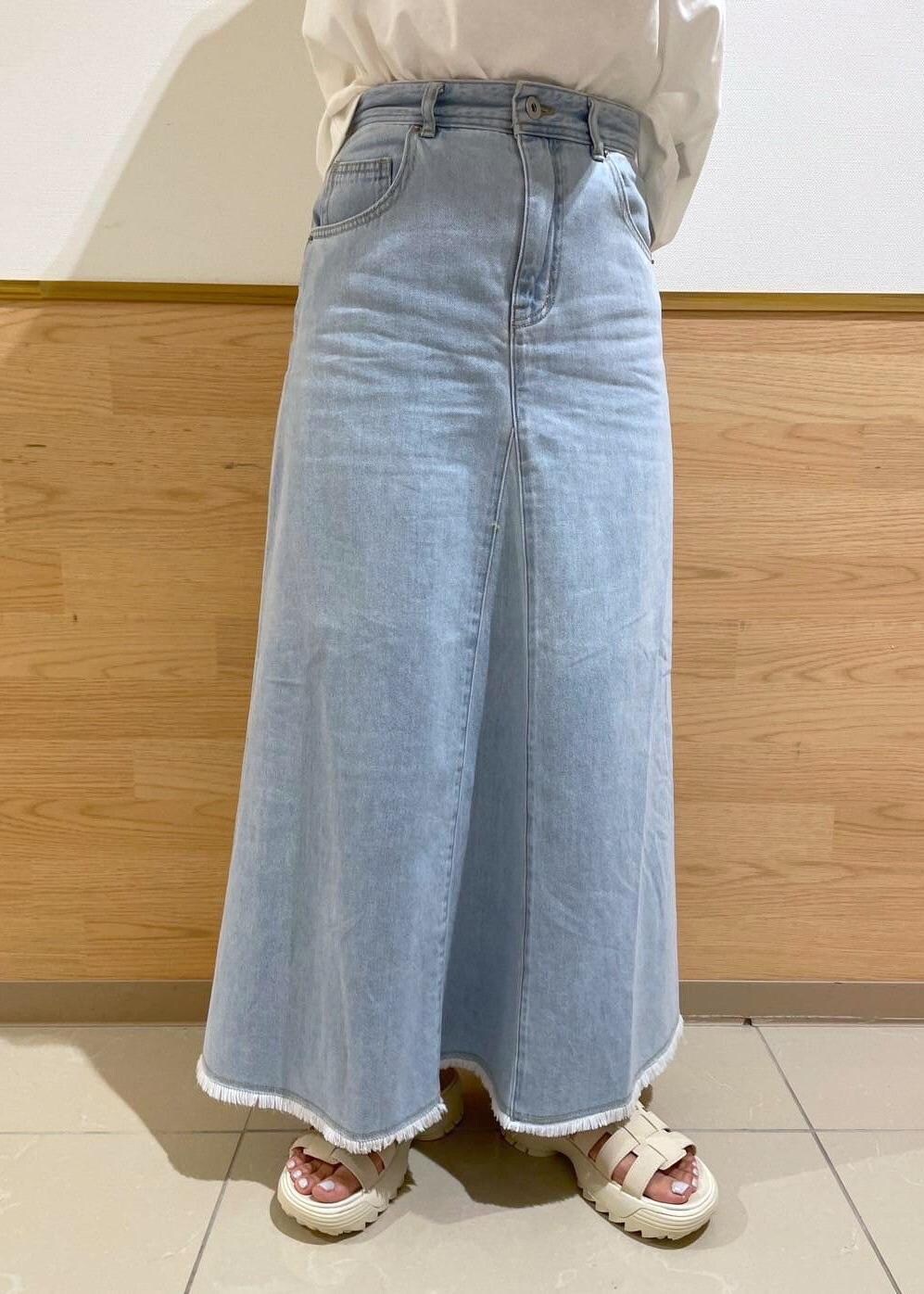 ホワイト系のサンダル、ブルー系のデニムスカート、ホワイト系のTシャツ/カットソーを着用したレディースの夏コーディネートの6枚目の写真