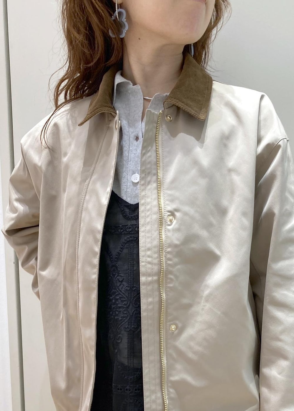 ホワイト系のボストンバッグ、ブルー系のデニムパンツ、ブラック系のワンピースを着用したレディースの春コーディネートの4枚目の写真