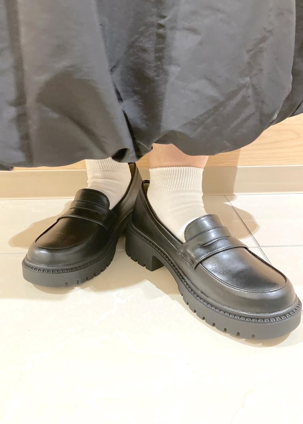 ブラック系のローファー、レッド系のトートバッグ、ホワイト系のTシャツ/カットソーを着用したレディースの秋コーディネートの10枚目の写真