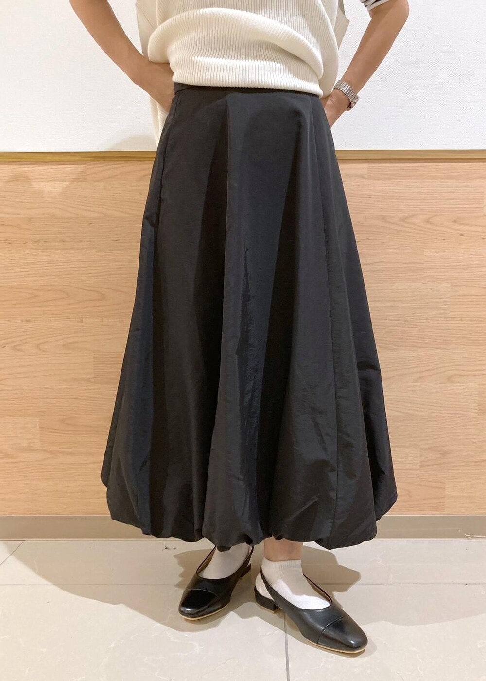 ホワイト系のショルダーバッグ、ホワイト系のニット/セーター、ホワイト系のTシャツ/カットソーを着用したレディースの秋コーディネートの5枚目の写真