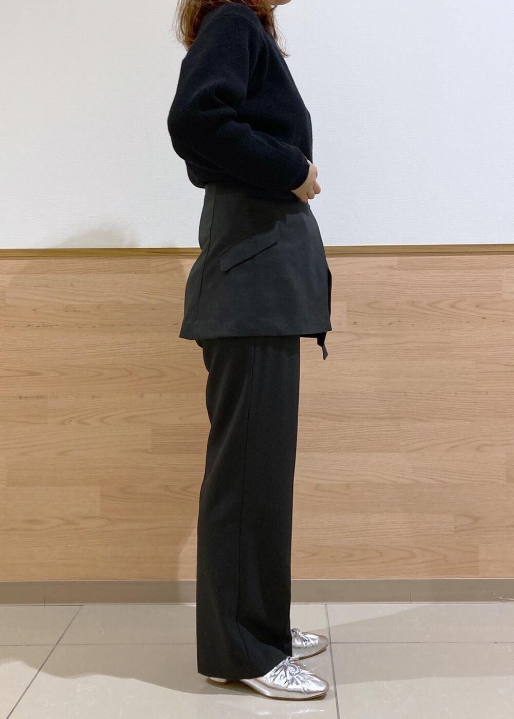 シルバー系のパンプス、ブラック系のニット/セーター、グレー系のその他パンツを着用したレディースの秋コーディネートの3枚目の写真