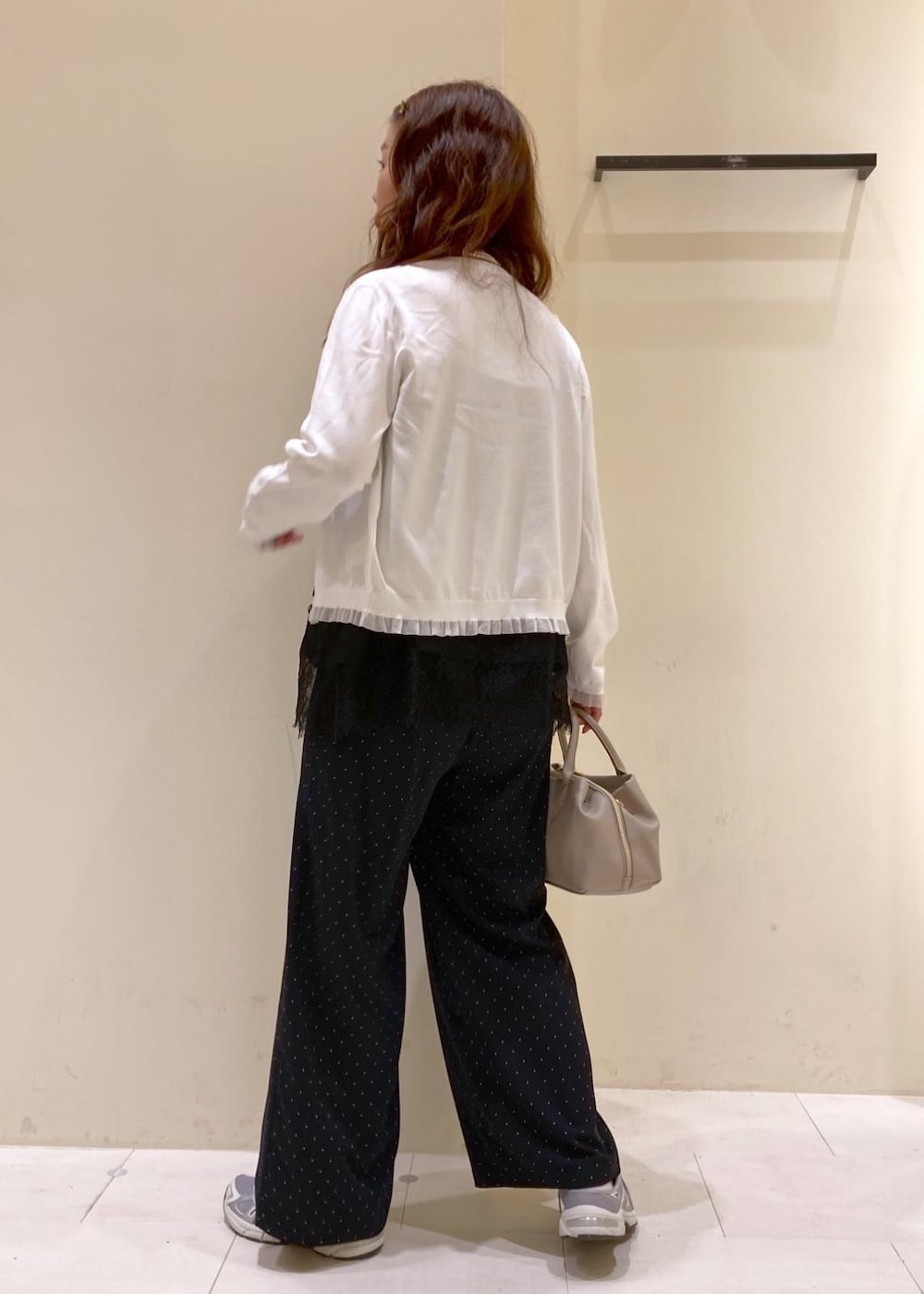 ブルー系のその他パンツ、ブラック系のキャミソール、ベージュ系のトートバッグを着用したレディースの夏コーディネートの3枚目の写真