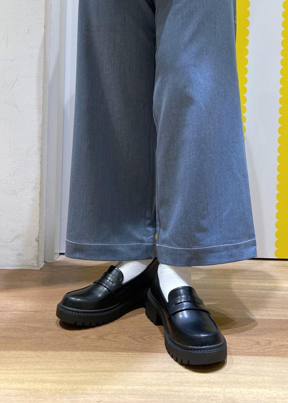 オレンジ系のカーディガン/ボレロ、ブルー系のその他パンツ、ブラック系のローファーを着用したレディースの春コーディネートの4枚目の写真