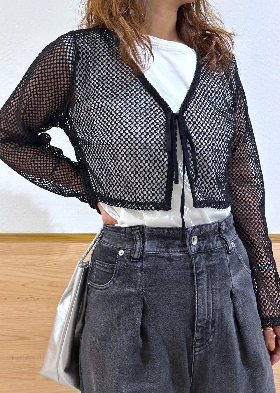 シルバー系のトートバッグ、ベージュ系のTシャツ/カットソー、ブラック系のサンダルを着用したレディースの夏コーディネートの3枚目の写真