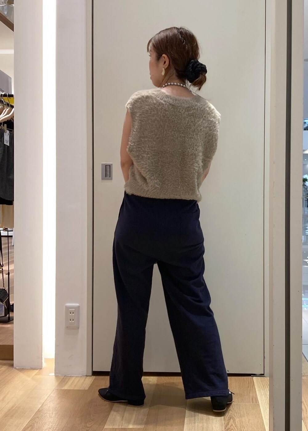 ブルー系のその他パンツ、ベージュ系のベスト、ブラック系のパンプスを着用したレディースの秋コーディネートの3枚目の写真