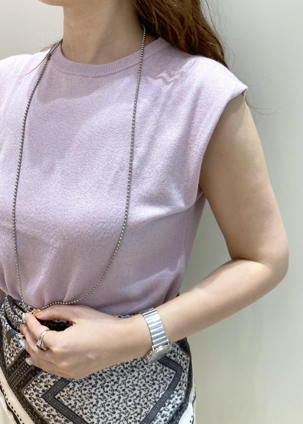 ホワイト系のチノパンツ、ブラック系のパンプス、ブラック系のショルダーバッグを着用したレディースの夏コーディネートの4枚目の写真