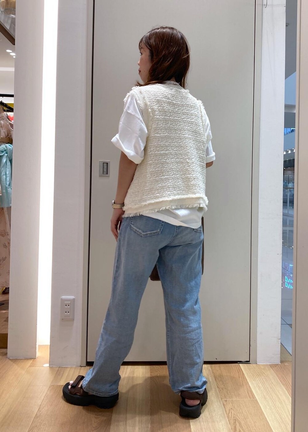 ホワイト系のカーディガン/ボレロ、ブラウン系のサンダル、ホワイト系のTシャツ/カットソーを着用したレディースの夏コーディネートの3枚目の写真