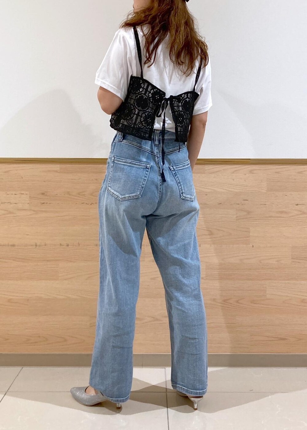 ホワイト系のTシャツ/カットソー、シルバー系のパンプス、ブラック系のキャミソールを着用したレディースの夏コーディネートの5枚目の写真