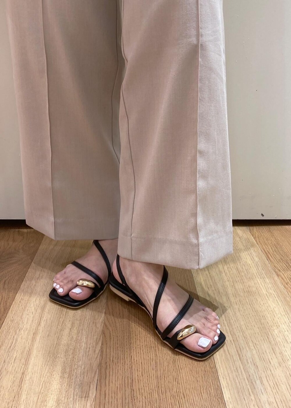 ベージュ系のその他パンツ、ブラック系のサンダル、ブラック系のショルダーバッグを着用したレディースの夏コーディネートの7枚目の写真