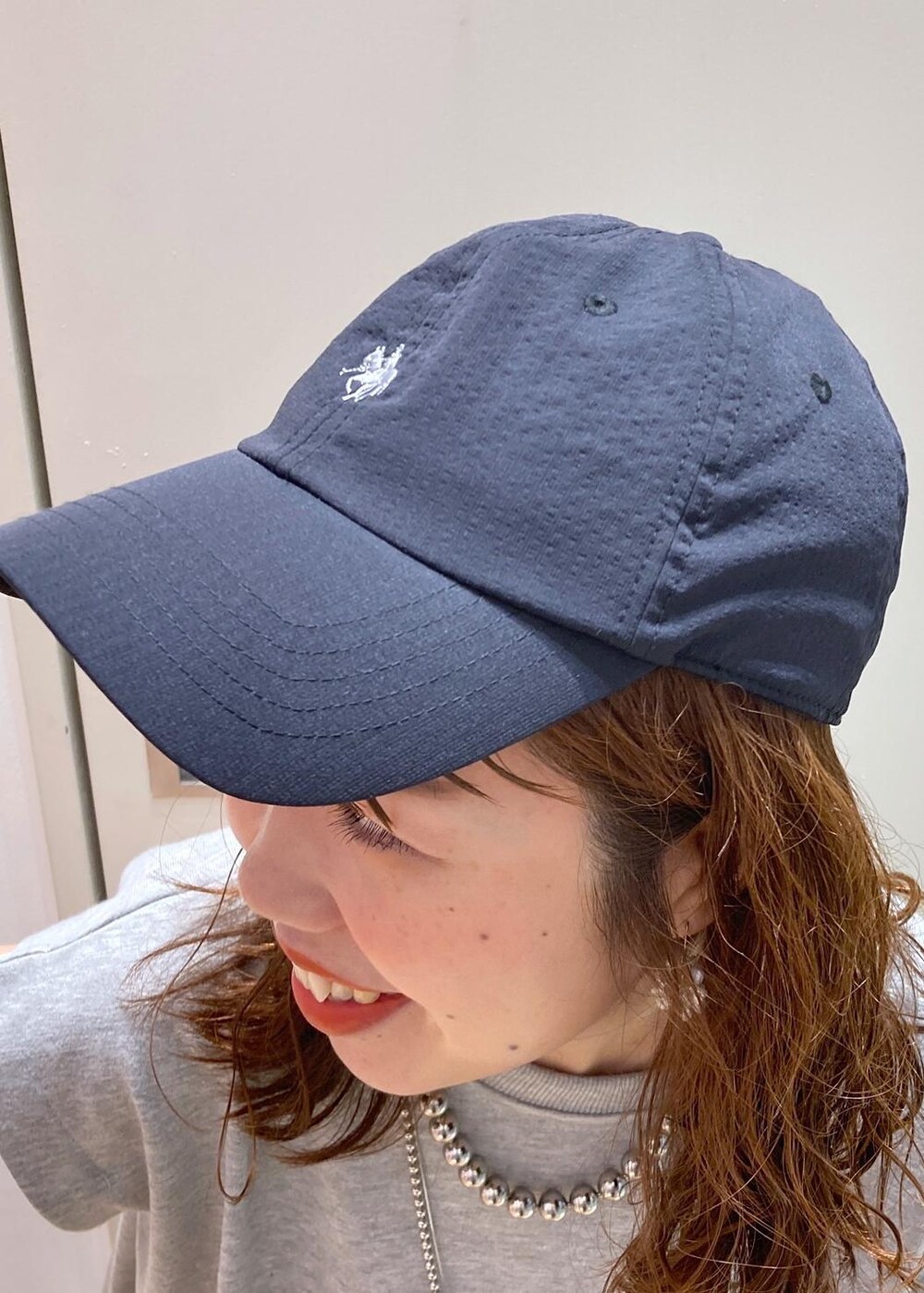 ブラック系のサンダル、レッド系のトートバッグ、グレー系のスカートを着用したレディースの夏コーディネートの9枚目の写真